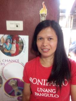 Elvie, trabajadora precaria del sector de la confección en Filipinas, señala: “Por lo general, nuestras finanzas se encuentran en una situación desesperada más o menos cada cinco meses, y lo más probable es que nuevamente tengamos que solicitar otro trabajo a contrata. Por lo tanto, he aprendido a economizar mucho en cuanto a los gastos de comida para la familia. ¡Esto se debe a que es el único gasto que yo puedo controlar en nuestro miserable presupuesto doméstico!”