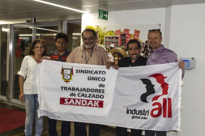 Les responsables d’IndustriALL avec la délégation de SUTCS au siège d’IndustriALL, à Genève, en juin 2016.