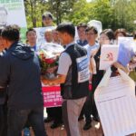 Brother Han receives flowers from IndustriALL affiliates