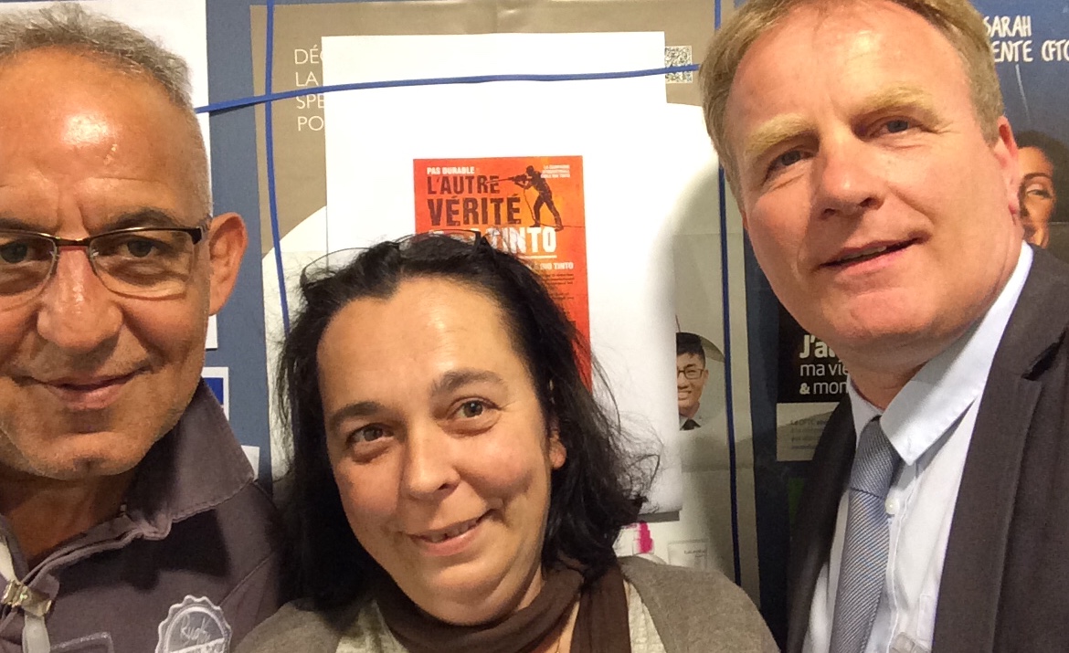 Jyrki Raina, de la IndustriALL, Karl-Johan Persson, de H&M, y Anders Ferbe, de IF Metall, firman el AMG.