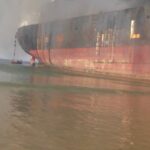 Рабочие спускаются вниз по лестнице, чтобы спастись на шлюпке.