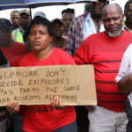 Les travailleurs de la mine de Koornfontein, en grève pour un règlement juste.  "Glencore, ne divise pas les salariés, mais paie les identiquement et selon un accord"