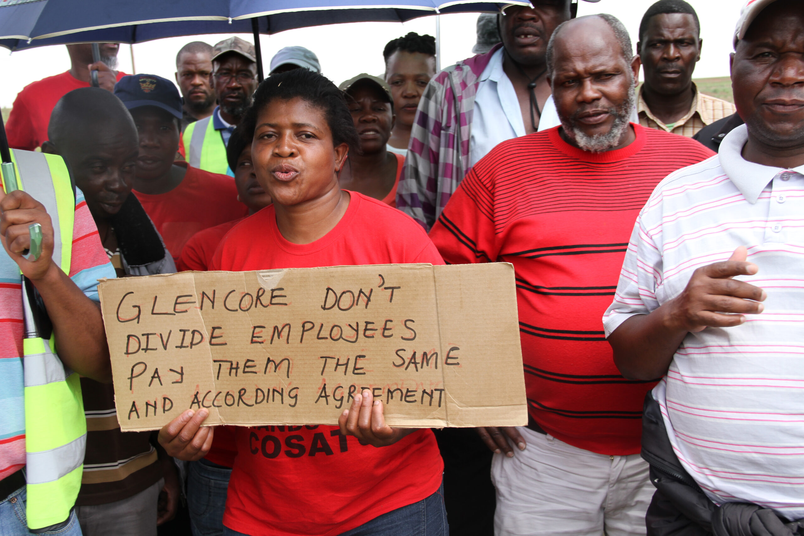 Les travailleurs de la mine de Koornfontein, en grève pour un règlement juste.  "Glencore, ne divise pas les salariés, mais paie les identiquement et selon un accord"