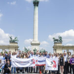 Participants de #ALLComms à la place des Héros à Budapest 