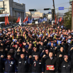 Korean Metal Workers’ Union rally in front of the main gate of Hyundai Heavy Industries shipyard in Ulsan pledging to support the struggle against illegitimate restructuring. Photo: Dong-Jun SHIN 