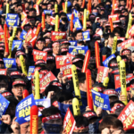 KMWU members at HHI shipyard call on Hyundai Heavy Industries to stop the restructuring at the February 15 rally in front of the shipyard's main gate in Ulsan. Photo: Dong-Jun SHIN 