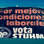 Una pancarta de STUHM extendida frente a la fábrica.