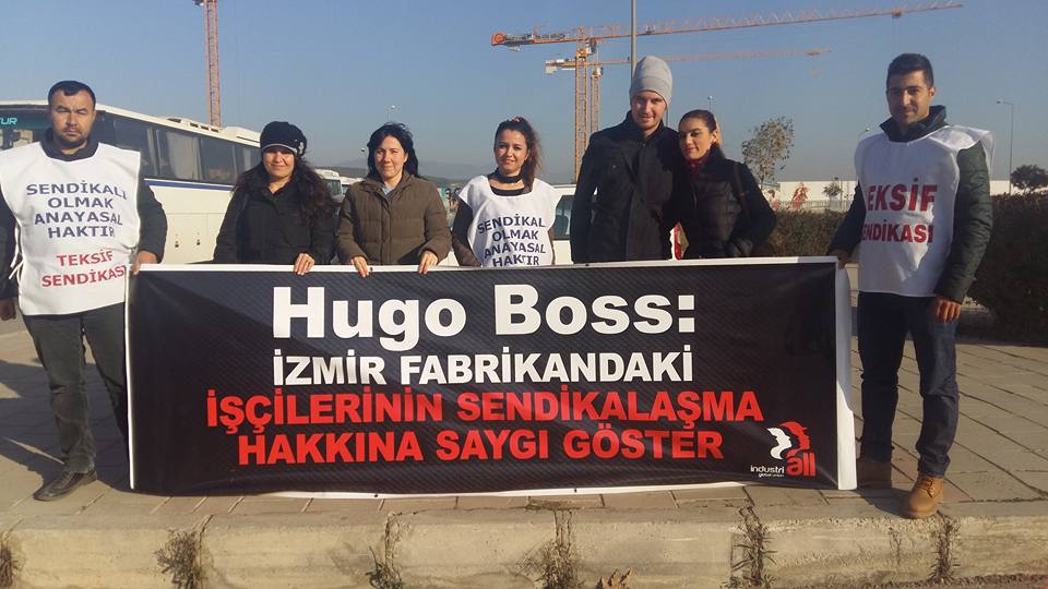 Meryem Bicakci (3e en partant de la gauche), militante syndicaliste influente, est la dernière syndicaliste à avoir été licenciée par Hugo Boss à Izmir. Photo: Facebook/Meryem Bicakci