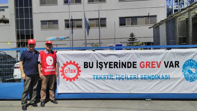DİSK/Tektsil members demonstrate at Hyosung