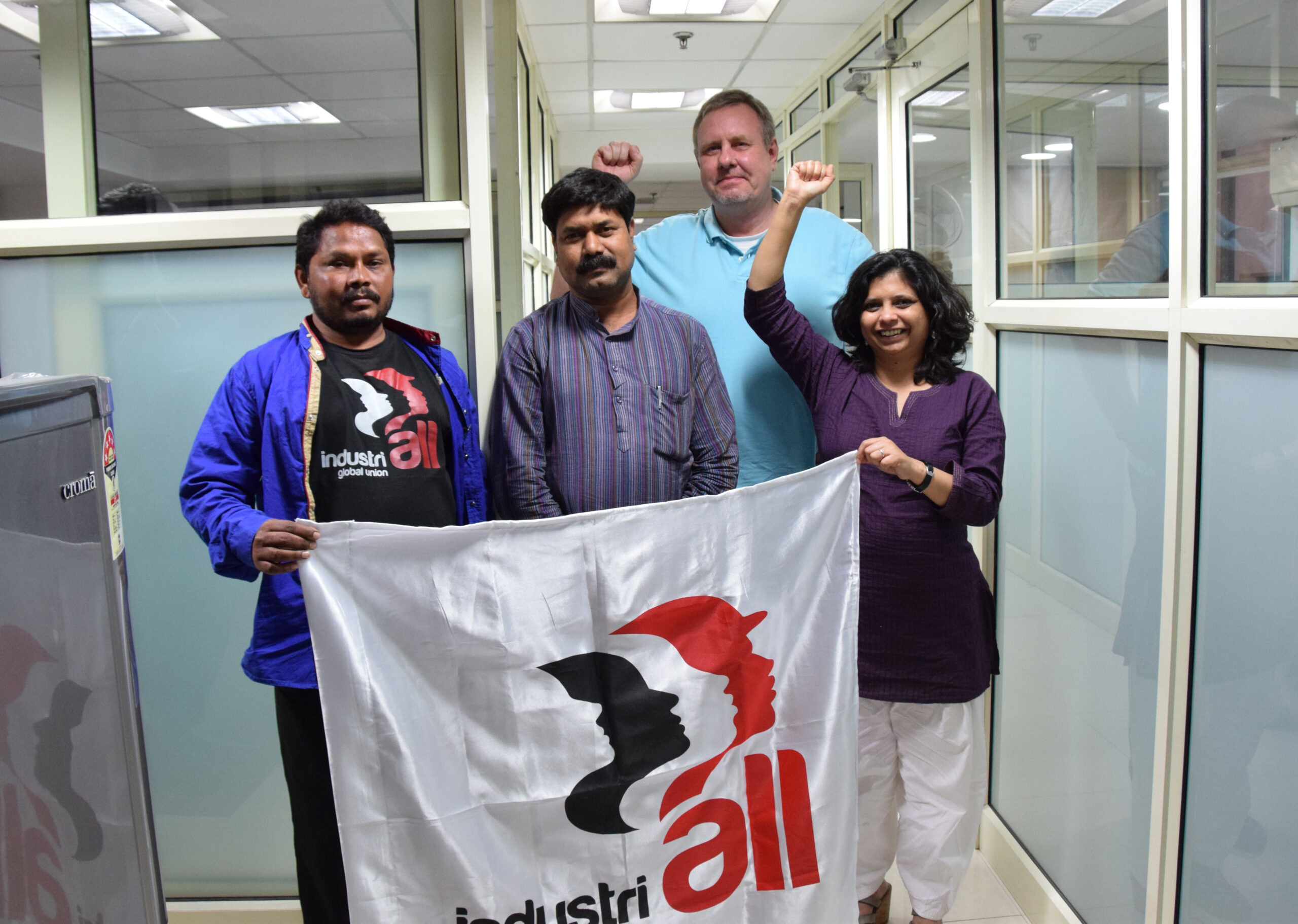 De gauche à droite : Dhanesh Sahu, militant PCSS, Lakham Sahu, Secrétaire d’Organisation du PCSS, Matthias Hartwich, Directeur de Section d’IndustriALL et Apoorva Kaiwar, Directrice du Bureau régional pour l’Asie du Sud d’IndustriALL