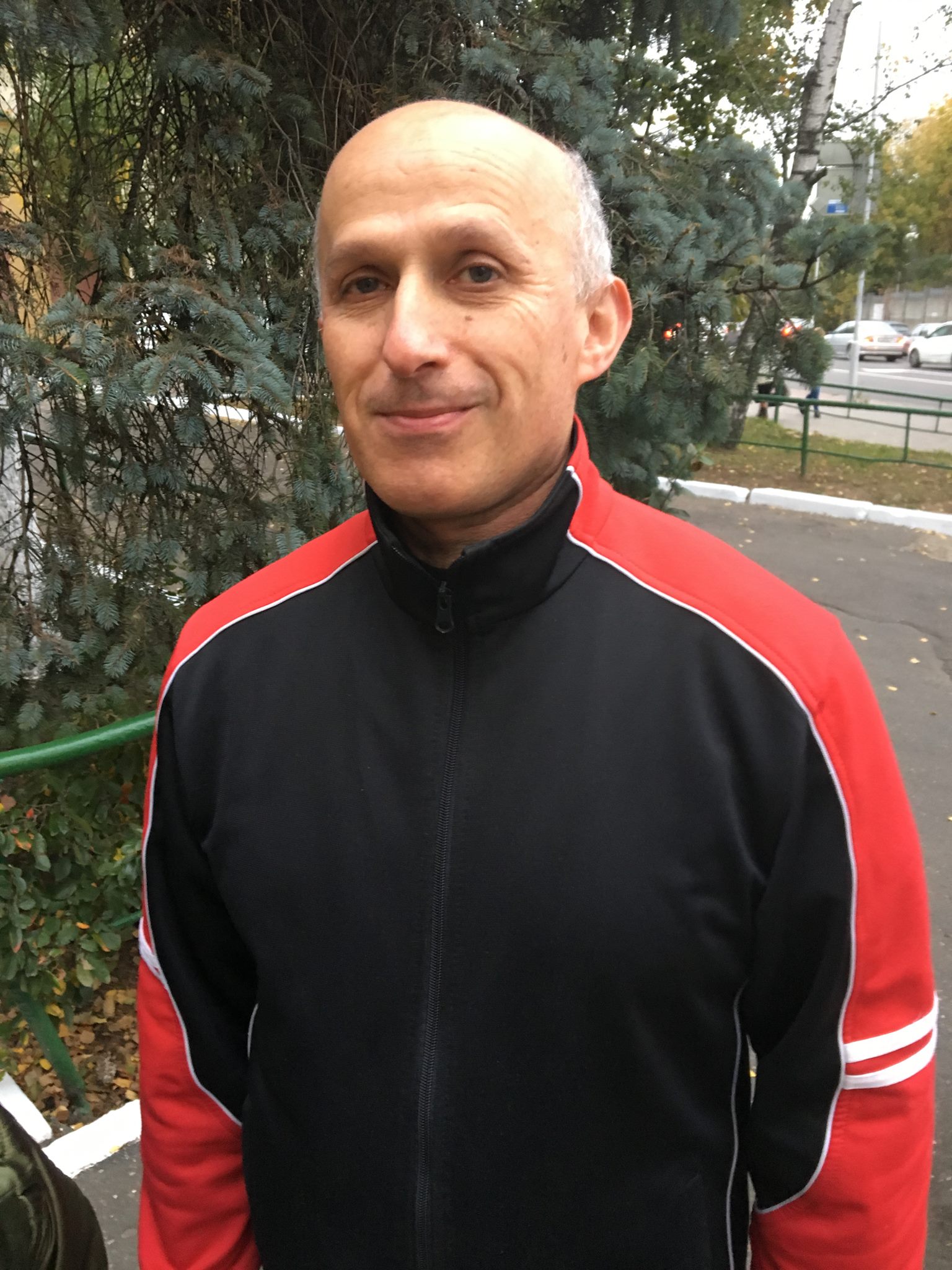 Ihar Komlik, poco después de ser puesto en libertad, el 2 de octubre. Foto: Ales Bialiatski
