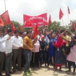 Les travailleurs de LG manifestent devant l'usine. Photo : SMEFI 
