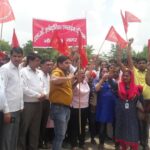 Les travailleurs de LG manifestent devant l'usine. Photo : SMEFI 
