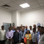 Участники семинара IndustriALL, организованного для профсоюзов работников автомобильной и резиновой промышленности, посетили офис профсоюза работников завода Volkswagen в местечке Чакан, недалеко от города Пуна.