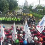 9 марта 2017 года против бастующих рабочих PT Smelting в Гресике, Индонезия, бросили сотни полицейских. Фото: FSPMI
