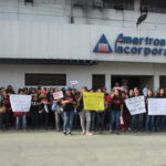 Travailleurs de chez Amertron manifestant à l’extérieur des locaux de la compagnie, le 25 septembre