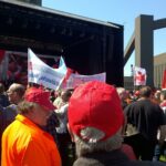 À Duisburg, siège des plus grandes aciéries de ThyssenKrupp, 16.000 sidérurgistes sont venus montrer qu’ils sont unis solidairement pour une industrie sidérurgique forte en Europe et en Allemagne et qu’ils n’accepteront pas une désindustrialisation de l’Europe. Le 11 avril 2016.