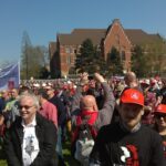 À Duisburg, siège des plus grandes aciéries de ThyssenKrupp, 16.000 sidérurgistes sont venus montrer qu’ils sont unis solidairement pour une industrie sidérurgique forte en Europe et en Allemagne et qu’ils n’accepteront pas une désindustrialisation de l’Europe. Le 11 avril 2016.