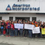 Travailleurs de chez Amertron manifestant à l’extérieur des locaux de la compagnie, le 25 septembre