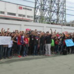Travailleurs de chez Amertron manifestant à l’extérieur des locaux de la compagnie, le 25 septembre