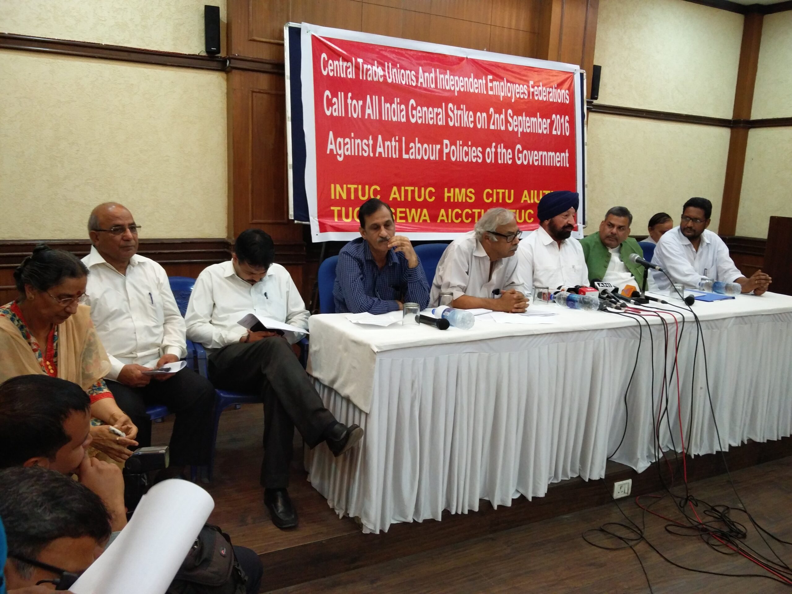 Les centrales syndicales annoncent la grève générale à une conférence de presse conjointe à Delhi