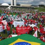 Les syndicats brésiliens manifestent dans la capitale Brasilia devant la Chambre des représentants.