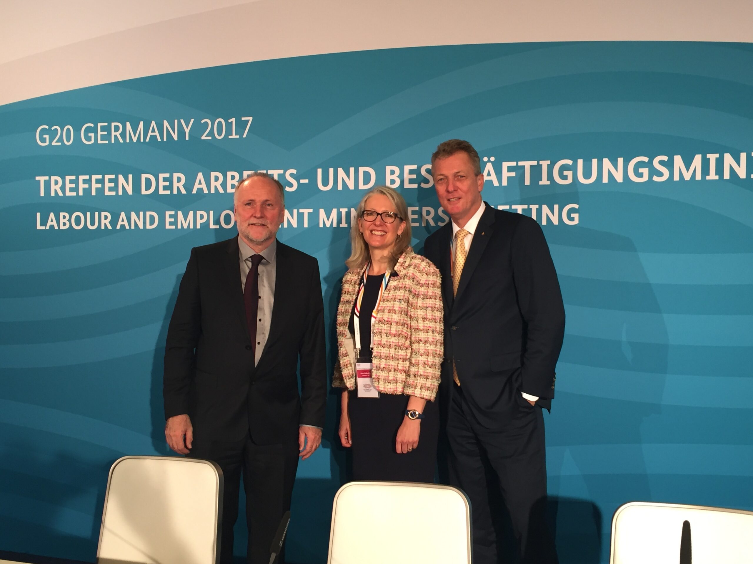 Le Directeur exécutif d'ACT Frank Hoffer, la Secrétaire générale adjointe d'IndustriALL Jenny Holdcroft, et le P-DG de Tchibo Thomas Linemayr à la réunion du G-20.