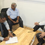 Anton Marcus (au centre), du FTZ & GSEU, à la signature de l’accord avec la direction