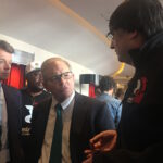 El presidente de Shell, Charles Holliday, habla con la delegación de IndustriALL después de la JGA.