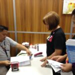 Сотрудники Сената получают письмо членских организаций IndustriALL, в котором выражается поддержка решения об увеличении продолжительности оплачиваемого декретного отпуска до 120 дней.