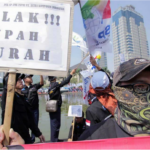 Protestors are demanding a new minimum wage for 2016 and improved labour laws. 