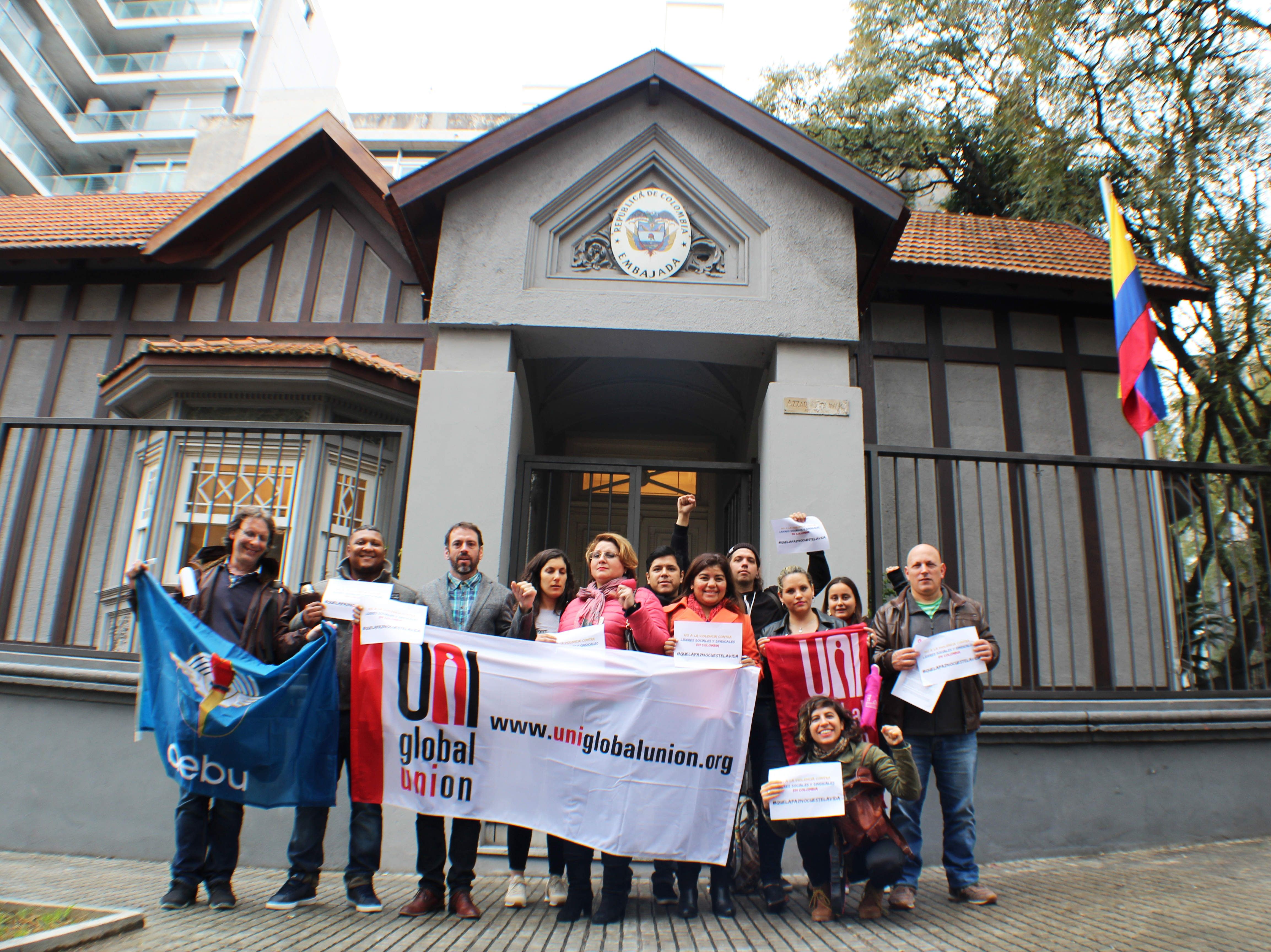 Una delegación de UNI Américas y de IndustriALL presentó una copia de la carta de las organizaciones sindicales globales en la embajada de Colombia en Uruguay 