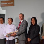 El ministro de Trabajo de Myanmar se reúne con Jyrki Raina y Annie Adviento de la IndustriALL, junto con Maung Maung, presidente de la CTUM.