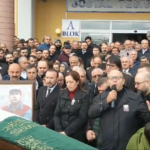 Le Secrétaire général de Lastik-Is Alaaddin Sarı s’exprimant lors des funérailles, devant les installations récréatives et sociales du syndicat.