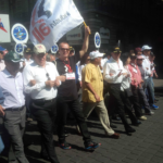 Генеральный секретарь IndustriALL Юрки Райна и заместитель генерального секретаря Фернандо Лопес среди коллег во время демонстрации в Мехико.