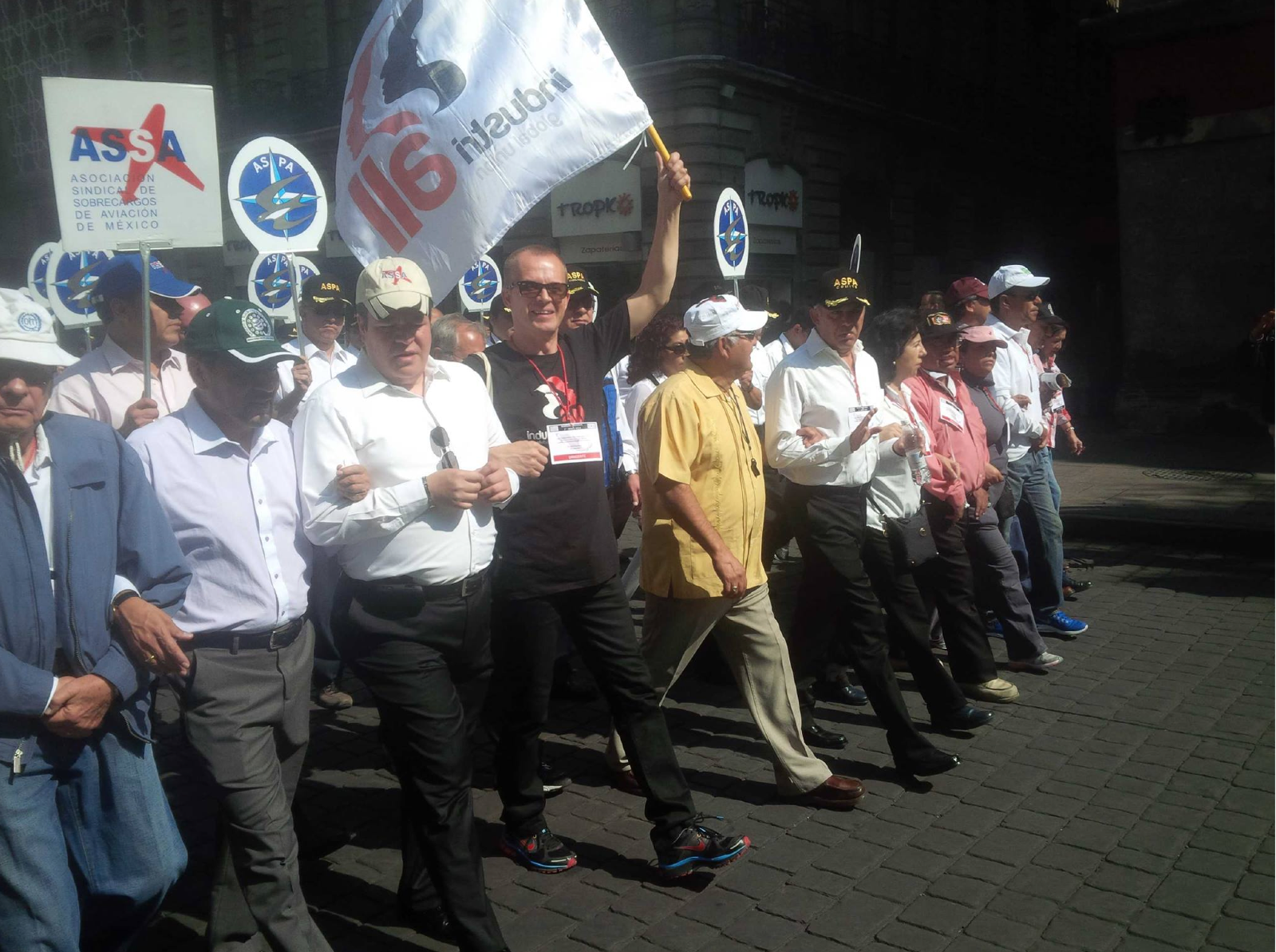 Генеральный секретарь IndustriALL Юрки Райна и заместитель генерального секретаря Фернандо Лопес среди коллег во время демонстрации в Мехико.