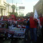 Генеральный секретарь IndustriALL Юрки Райна и заместитель генерального секретаря Фернандо Лопес среди коллег во время демонстрации в Мехико.