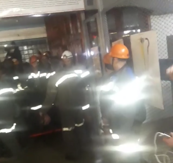 Mineurs remontant à la surface (capture d’écran de la vidéo postée sur Facebook)