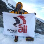 Dorje Khatri con la bandera de IndustriALL en el Everest