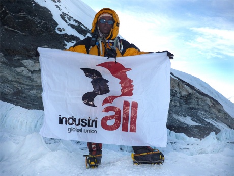 Dorje Khatri con la bandera de IndustriALL en el Everest