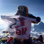 Dorje Khatri con la bandera de IndustriALL en el Everest