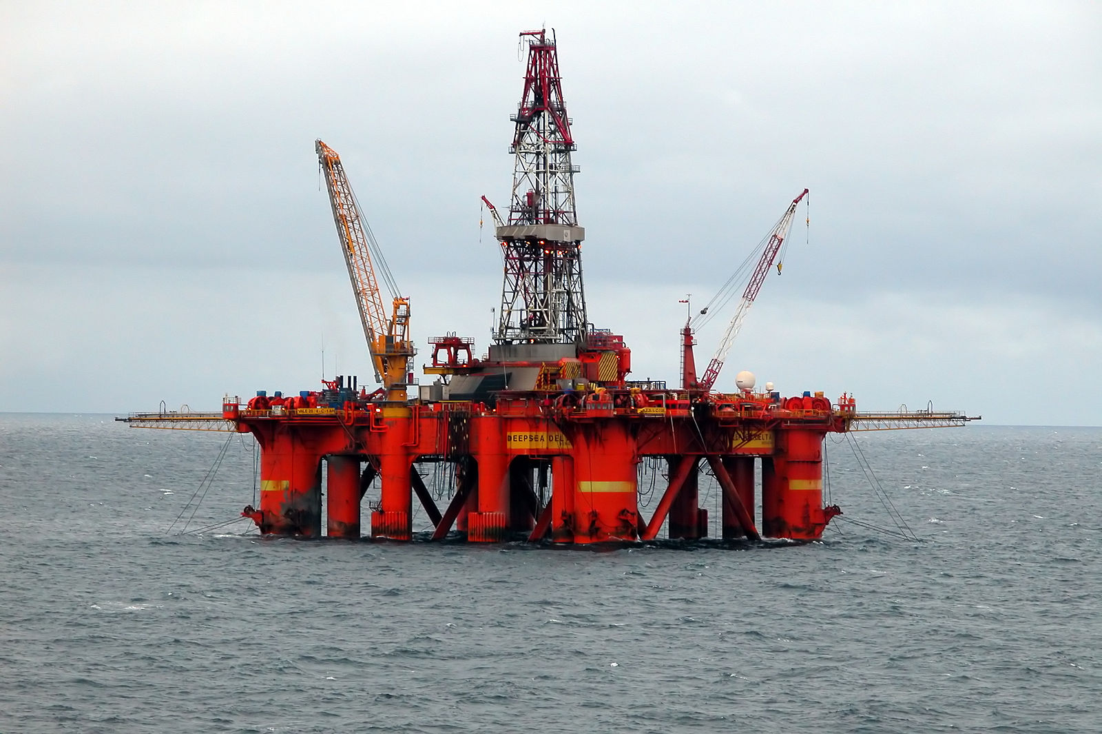 Plataforma petrolera en el Mar del Norte. Foto de Erik Christensen en Wikimedia Commons