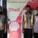 Работники завода Shell по производству смазочных материалов в Карачи.