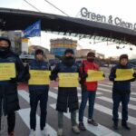 Piquet de membres du syndicat KMWU devant l’entrée de Posco en Corée
