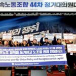 Piquet de membres du syndicat KMWU devant l’entrée de Posco en Corée