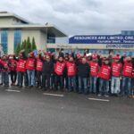 Membres de Birleşik Metal-İş devant les grilles de Posco Assan