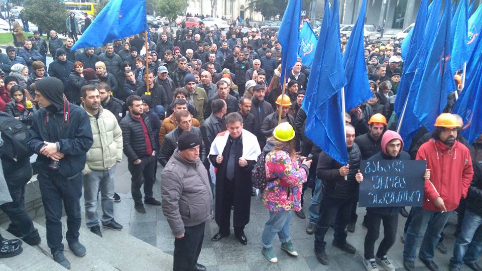 Manifestación de protesta contra la nueva ley “sobre seguridad en el trabajo” frente al Parlamento en Tbilisi, 23 de febrero