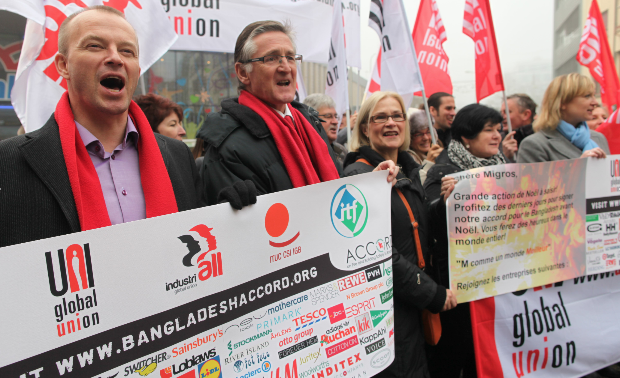 Manifestation d'IndustriALL, Uni et la CSI devant un magasin Migros, en Suisse.