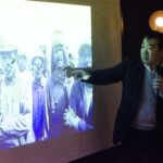 Kan Matsuzaki discutant des conditions sur les chantiers navals