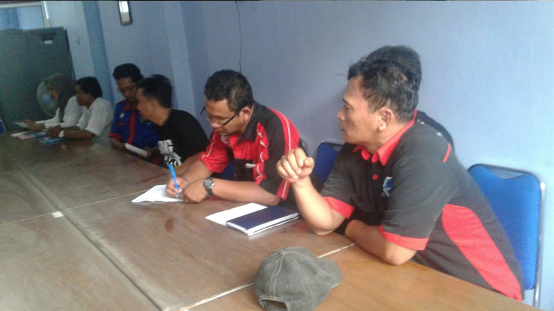 Muhammad Ikhsan Prajarani, FSP2KI general secretary, union represenatives and company management concluding negotiations on dismissed workers. 